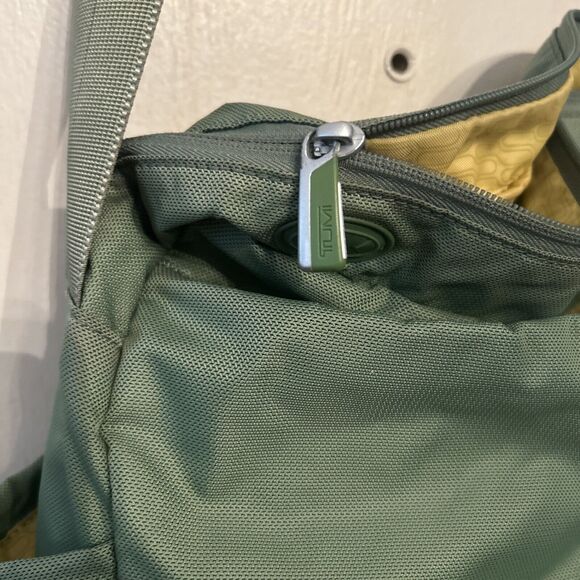 TUMI T-Tech Crossbody Messenger Bag Satchel Carry Green 5120 Preowned Has Wear - Picture 8 of 12